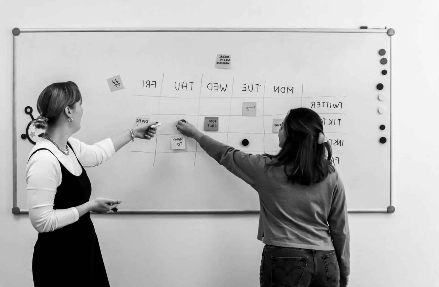 Environnement de travail professionnel avec documents financiers